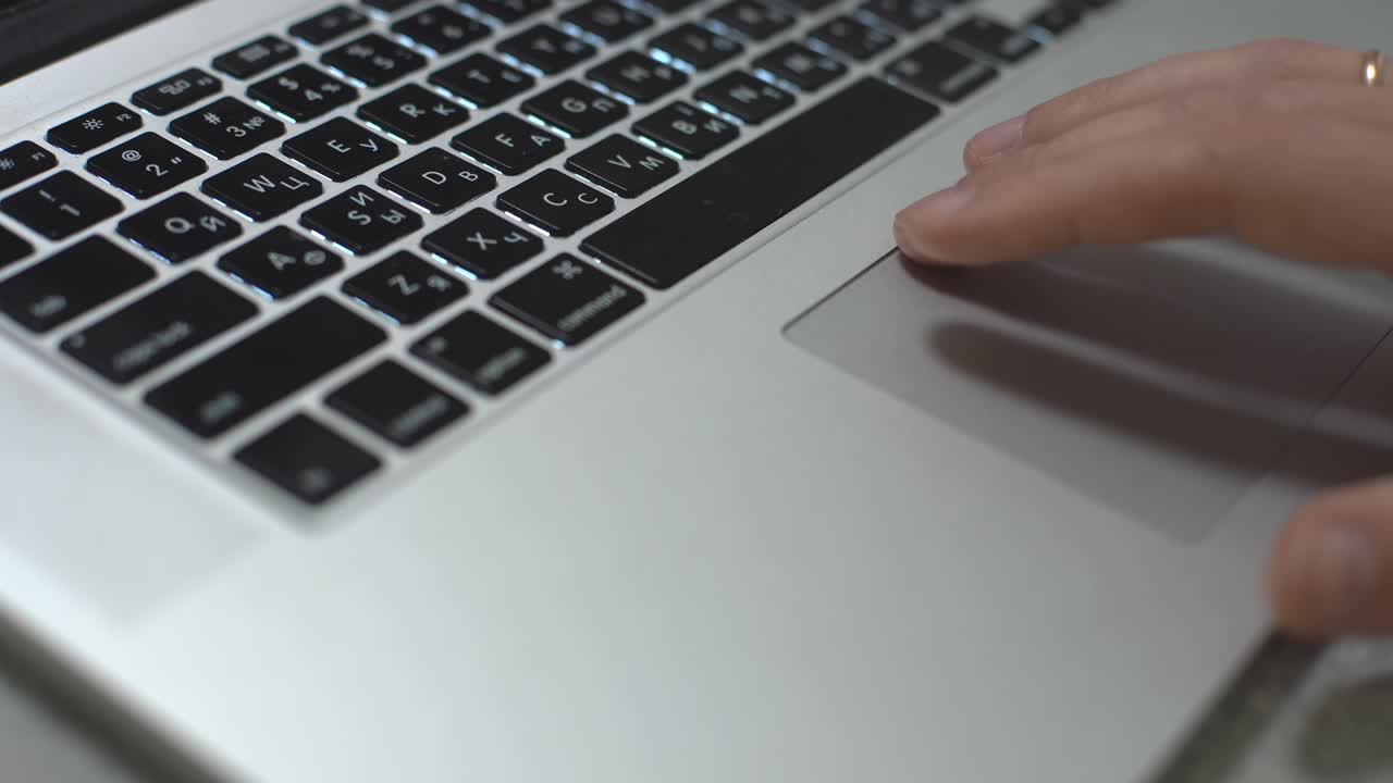 escribir a mano en el teclado de una computadora portátil, uso de una computadora personal para trabajar en la oficina o en casa