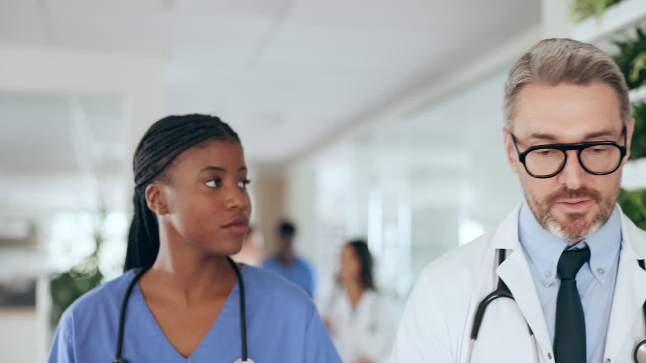 Sanità, discussione e medico che cammina