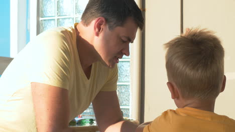 Padre-Leyendo-Un-Libro-A-Su-Hijo