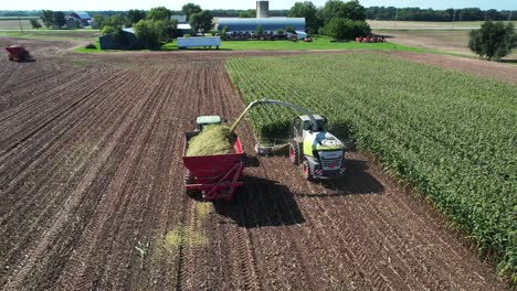 Ein-Landwirtschaftlicher-Betrieb-In-Ne-Wisconsin-Hackt-Und-Sammelt-Mais-Für-Silage-2