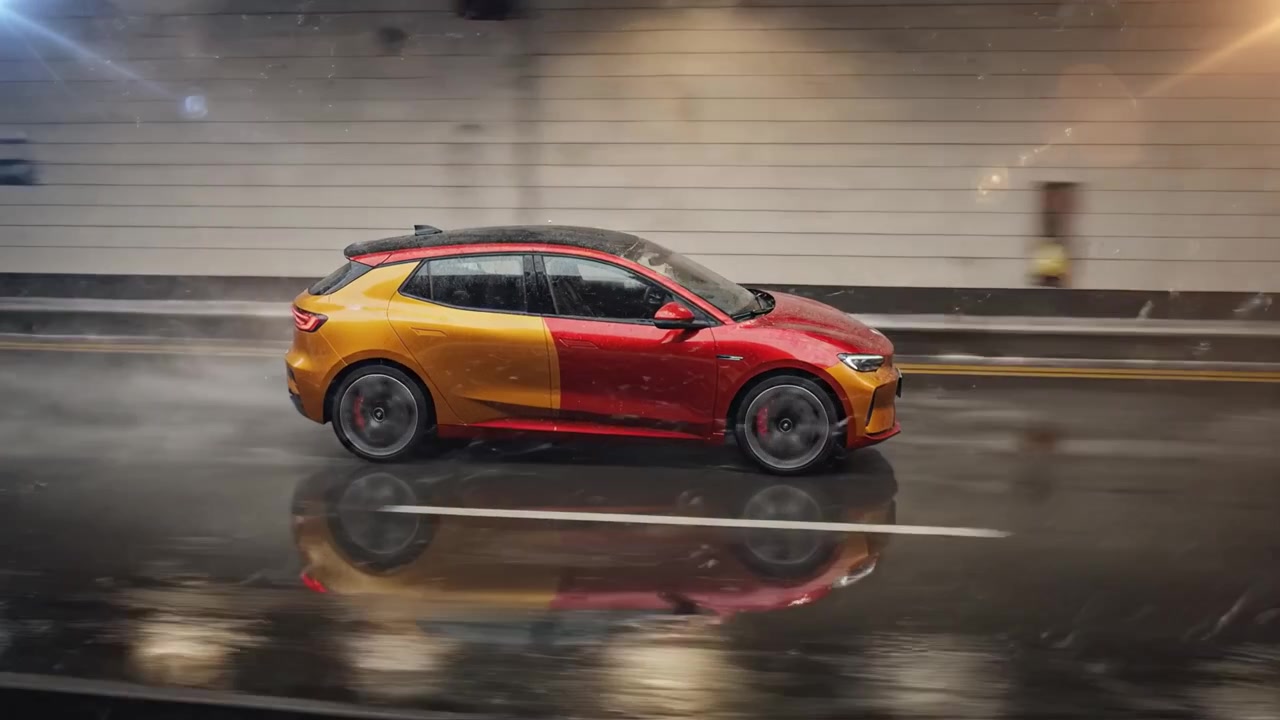 Movimento dinamico di un'auto hatchback sportiva in una galleria in condizioni di pioggia, che mostra una verniciatura bicolore unica e una traiettoria veloce.