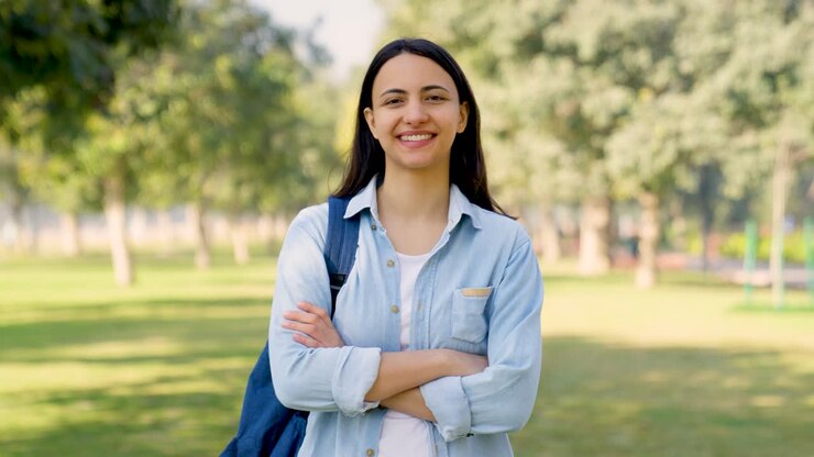 chica de la universidad india sonriendo