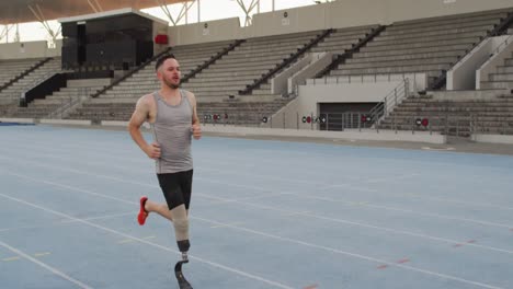 atleta masculino caucásico discapacitado con entrenamiento de hoja de correr y correr