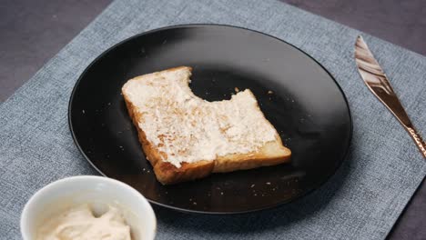 crema de queso de hecho bajo en un recipiente en la mesa