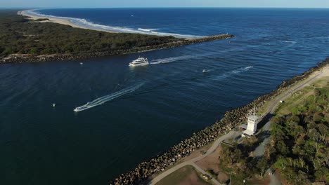 Barco-De-Crucero-Entrando-En-La-Vía-Marítima-De-La-Costa-De-Oro-Entre-La-Isla-De-South-Stradbroke-Y-El-Asador-De-La-Costa-De-Oro,-Al-Atardecer