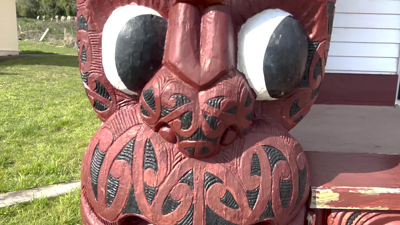 Hei Tiki Maori traditioneel snijwerk, mansymbool, cultureel erfgoed. Punawhakareia Marae, Nieuw-Zeeland