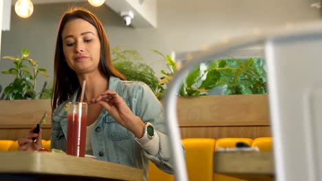 mujer comiendo en un restaurante 4k