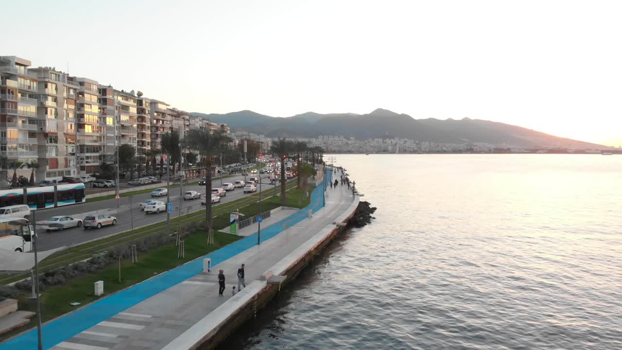 varias tomas de drones en una tarde soleada en izmir, la tercera ciudad más grande de turquía