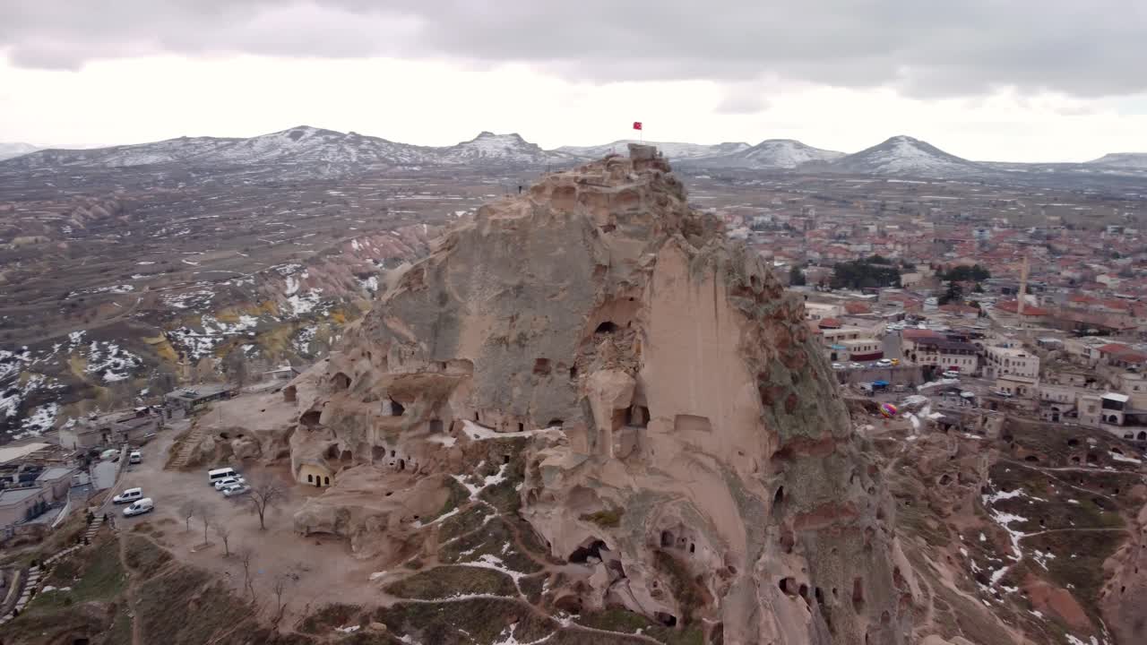 capadocia, una región semiárida en el centro de turquía, es conocida por sus distintivas chimeneas de hadas, altas formaciones rocosas en forma de cono agrupadas en el valle de los monjes, göreme y otros lugares