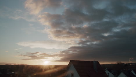 Mirando-Hacia-El-Oeste,-Puesta-De-Sol-Con-Nubes-Moviéndose