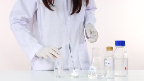 científico que maneja equipos de laboratorio para un experimento