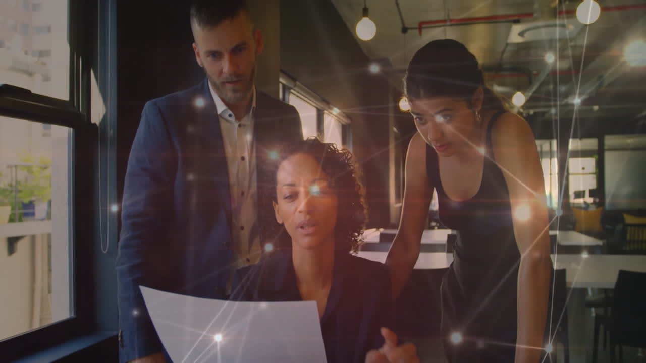 Animazione di connessioni su persone d'affari diverse che discutono di lavoro in ufficio