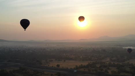 vista aérea del globo de aire caliente sobrevolando en teotihuacan méxico durante el amanecer brumoso, 4