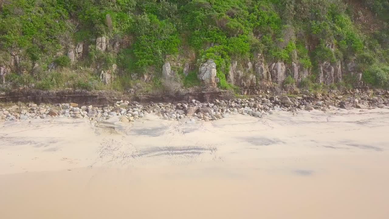 espectacular vuelo aéreo matutino sobre la playa y el colorido océano salvaje, australia