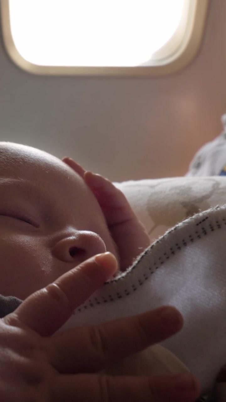 Il bambino dorme durante il volo