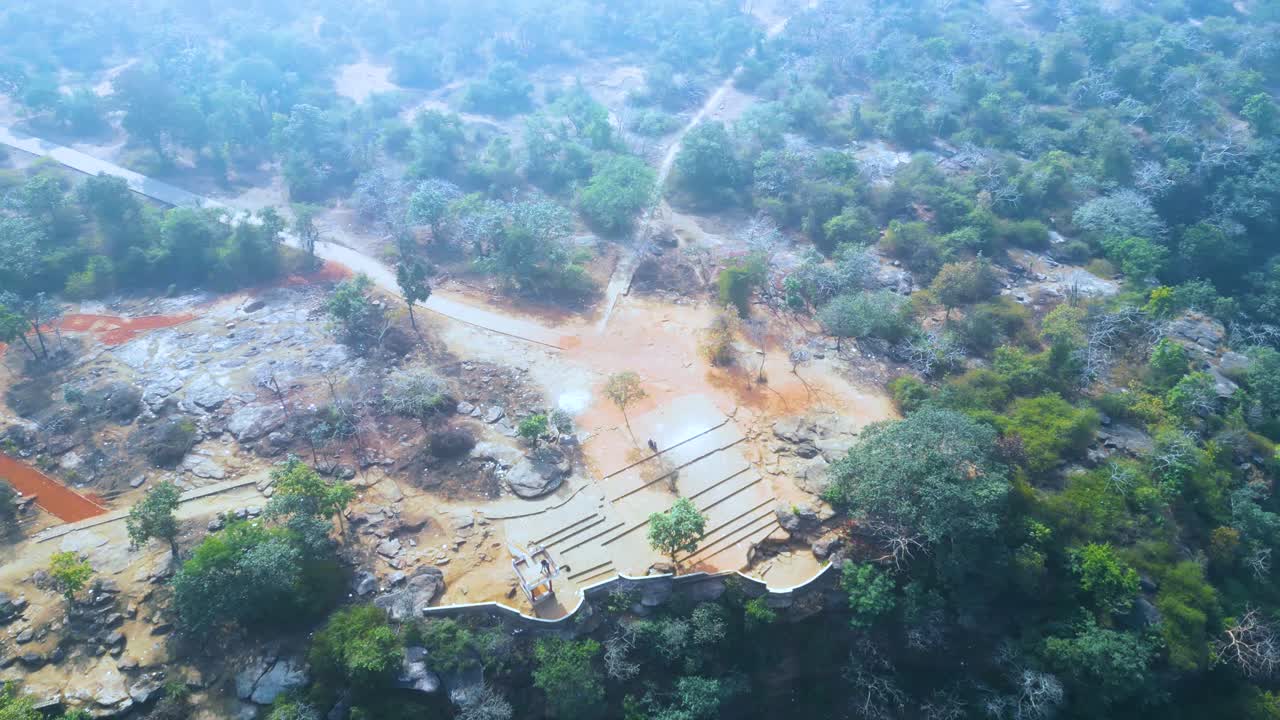 las cascadas rajdari y devdari se encuentran en el santuario de vida silvestre chandraprabha