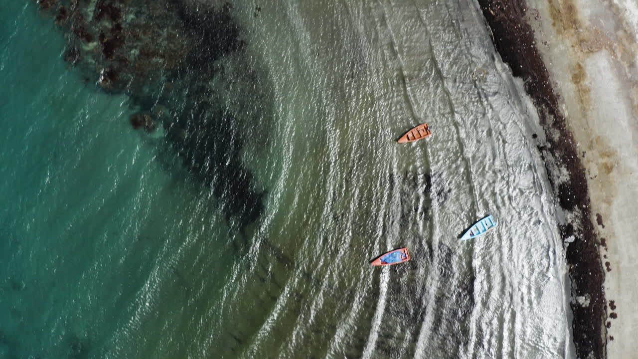 antena - barcos en la playa de monte rio, azua, república dominicana, de arriba hacia abajo
