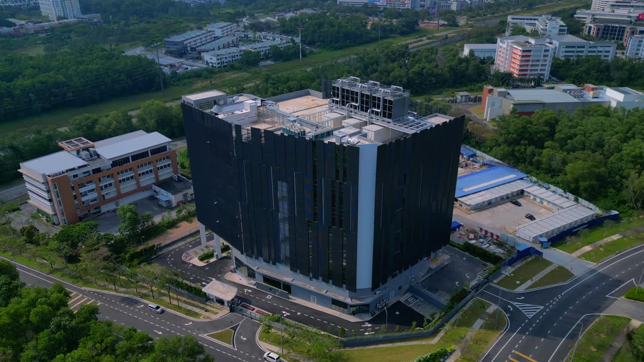 Nuovo grande edificio per data center in Malesia, caratterizzato da un'architettura contemporanea e che ospita servizi di infrastruttura digitale fondamentali. Vista aerea magica dall'alto con drone.