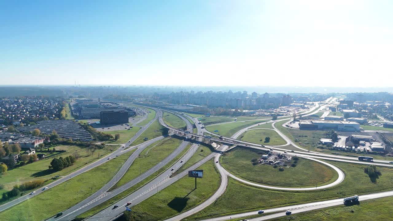 카우나스 시와 주변 교외 지역을 연결하는 고속도로 a1 교차로 a5 교차로의 공중 사진, 은 푸른 하늘과 함께 은 날에 운전하는 자동차를 특징으로합니다.