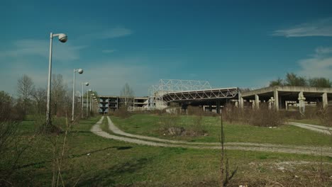 Complejo-De-Edificios-Hospitalarios-Abandonados-A-La-Luz-Del-Día,-Zagreb,-Croacia