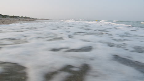 Olas-Tormentosas-Rodando-Hacia-La-Costa-Vacía