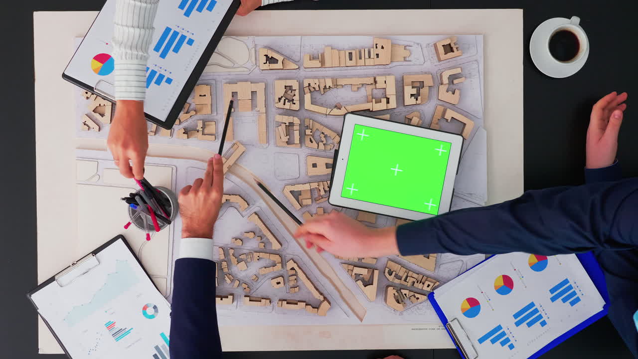 arquitectos que trabajan con tableta de pantalla grren