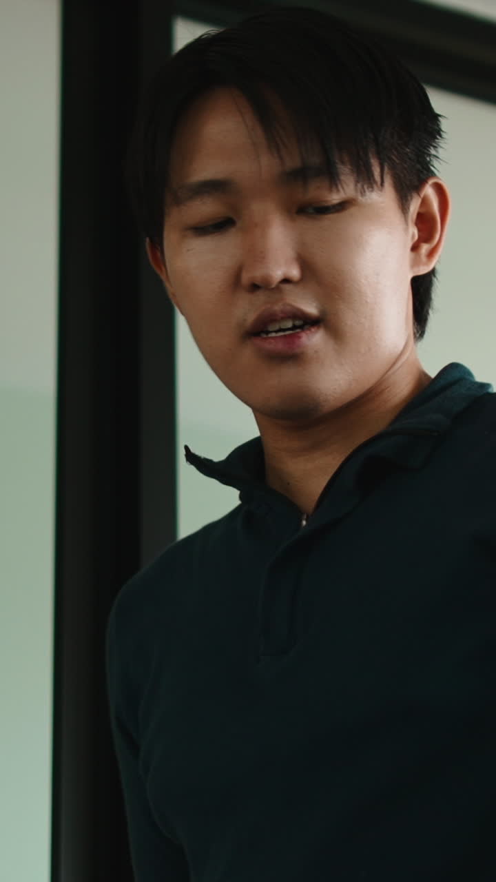 Um homem vestindo uma camisa polo
