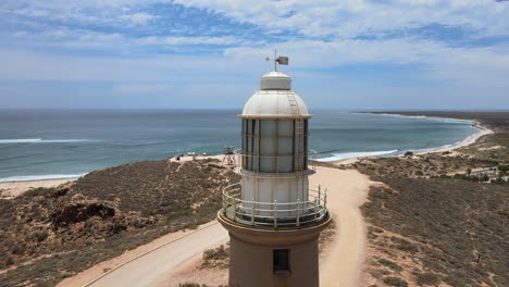 Antena---Faro-Principal-De-Vlamingh-En-El-Océano-Pacífico,-Australia-Occidental,-Cerca-De-La-Ciudad-Y-Cielo-Azul-Y-Nubes,-Toma-De-órbita-Circular