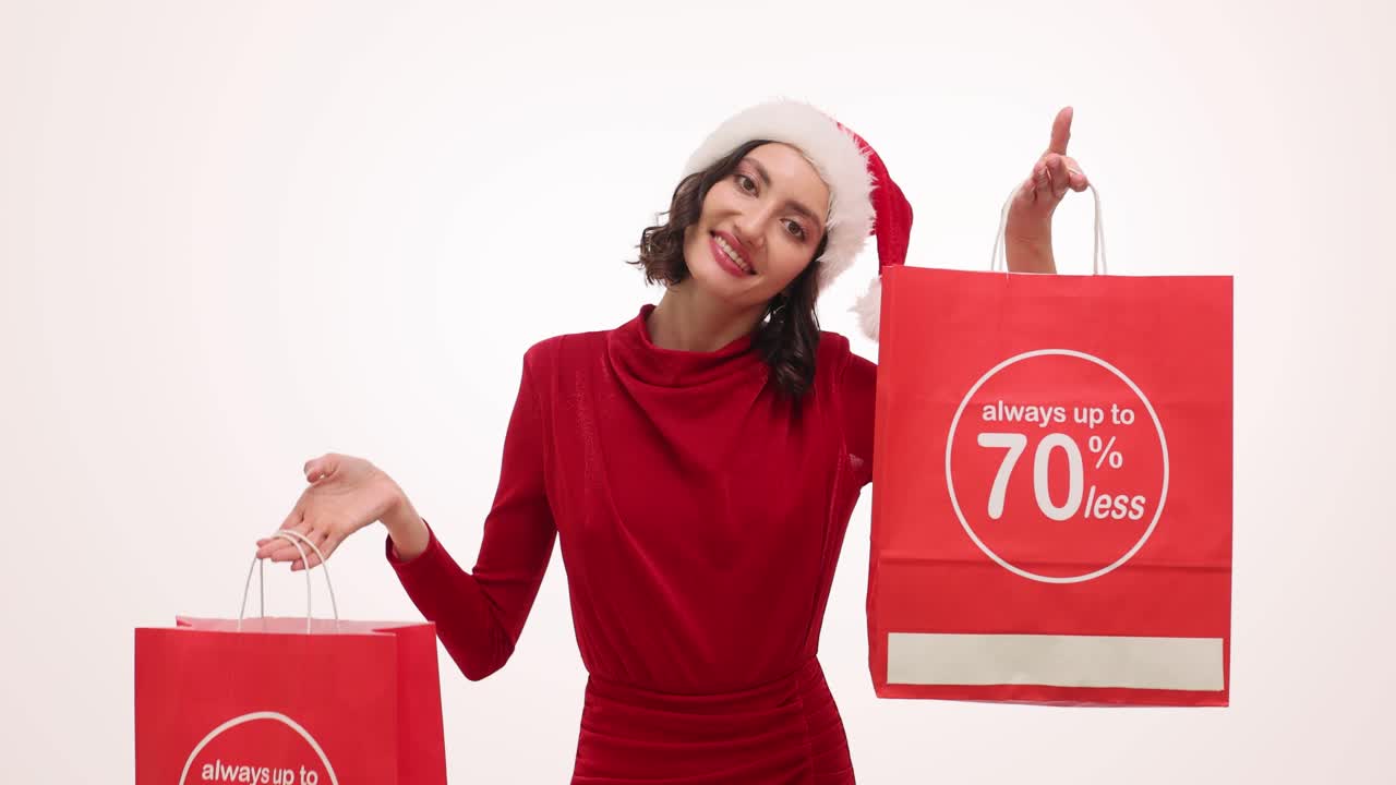 Wanita tersenyum memegang tas diskon merah mempromosikan obral besar