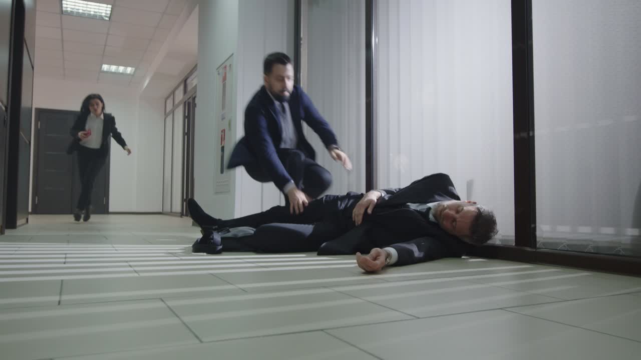 의식을 잃은 매니저를 돕기 위해 동료들이 달려갑니다.