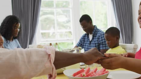 animación de una familia afroamericana orando antes de la comida en casa