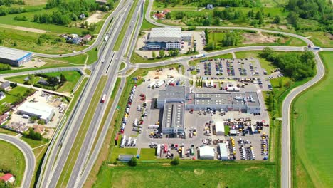 Gebäude-Des-Logistikzentrums,-Lager-In-Der-Nähe-Der-Autobahn,-Blick-Aus-Der-Höhe,-Eine-Große-Anzahl-Von-Lastwagen-Auf-Dem-Parkplatz-In-Der-Nähe-Des-Lagers