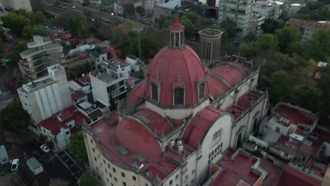 vista aérea de la sabatina, nuestra señora del carmen iglesia católica en la ciudad de méxico al amanecer, disparo de drones