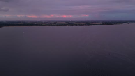 río ancho y paisaje circundante al atardecer