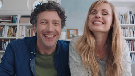 pareja feliz teniendo video chat usando cámara web disfrutando de la conversación hablando con un amigo chateando en línea compartiendo estilo de vida pareciendo emocionado relajándose en casa imágenes 4k
