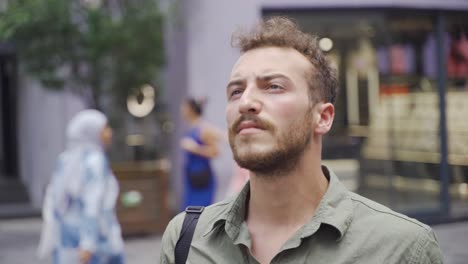 l'homme qui a disparu dans la rue bondée de la ville.