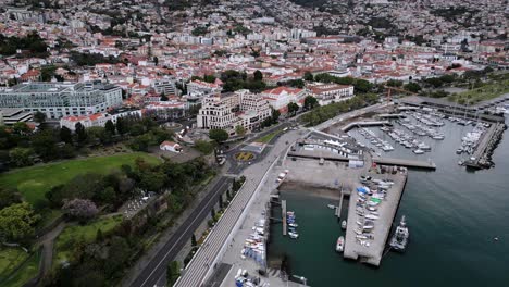 Puerto-Deportivo-De-Funchal-Y-Paisaje-Urbano-Frente-Al-Mar-De-Funchal,-Madeira-Portugal