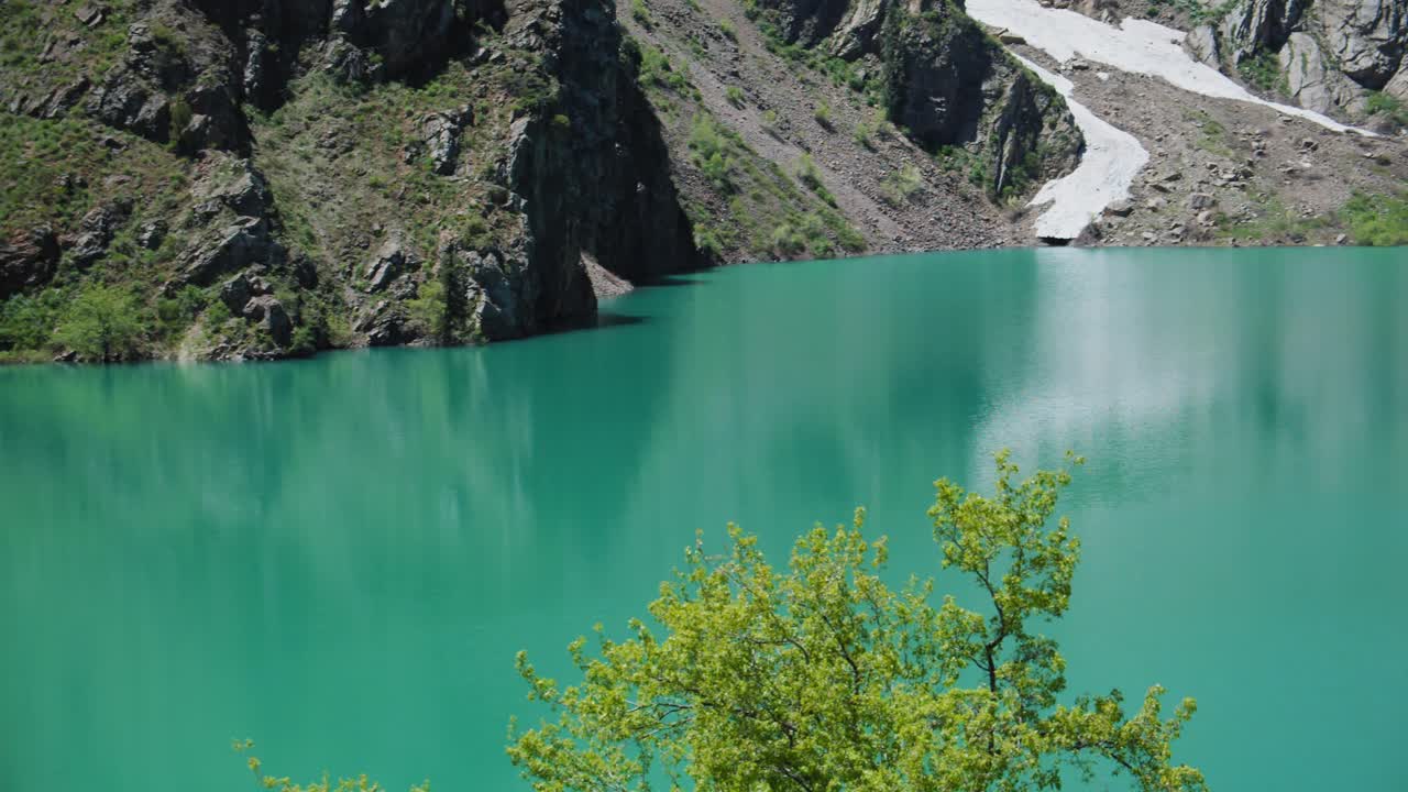 lago de montaña de color verde y azul urungach