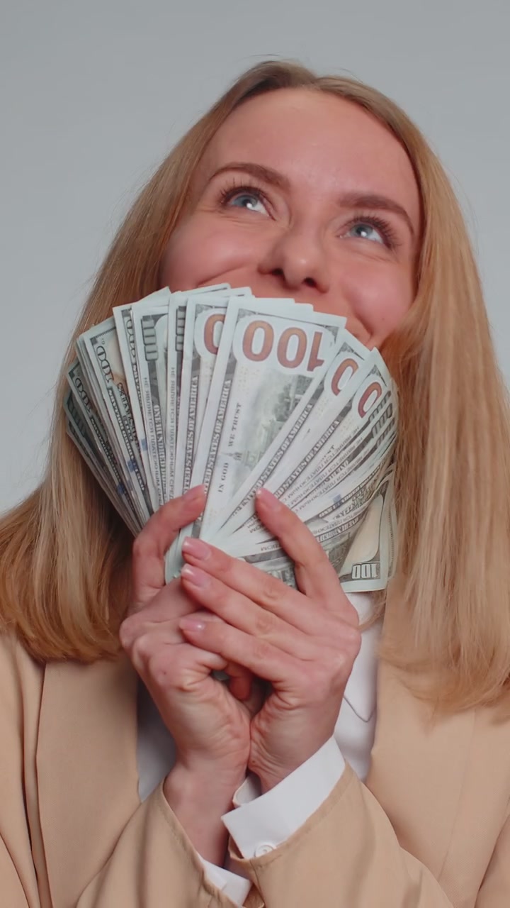 Ricco contento capo donna agitando denaro dollaro contanti successo carriera d'affari vincitore della lotteria grande reddito