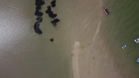 Aufnahmen-Von-Menschen-Auf-Der-Sandbank-Am-Fluss