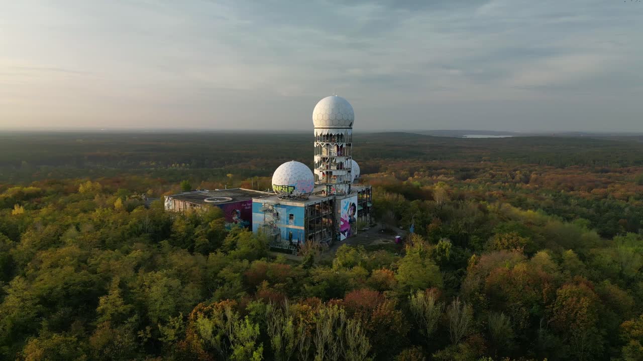 vista aérea suave vuelo panorama órbita drone antigua estación de radio en el bosque de otoño al amanecer de la mañana, montaña del diablo en el bosque berlín octubre de 2022