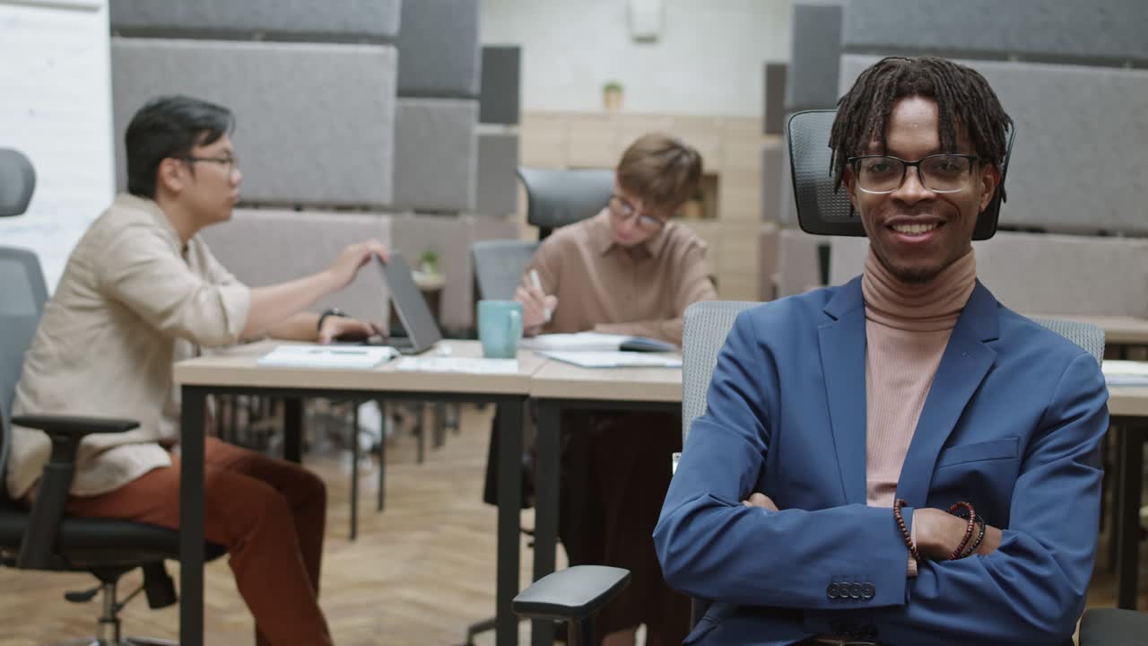 retrato, de, guapo, hombre africano, en, oficina