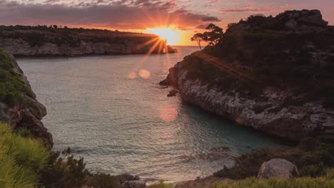 Lapso-De-Tiempo-Del-Amanecer-En-4k-En-El-Paraíso-En-La-Hermosa-Bahía-Tropical-Calo-Des-Moro-Con-Agua-Turquesa-Clara-En-Mallorca,-España