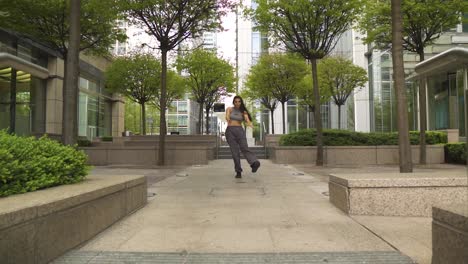 Reveladora-Toma-De-Una-Bailarina-De-Hip-Hop-Actuando-En-Un-Parque-Acercándose-A-La-Cámara-Ondas-Corporales-Perfectas-Celebridad-Ciudad-Potencial-Metrópolis