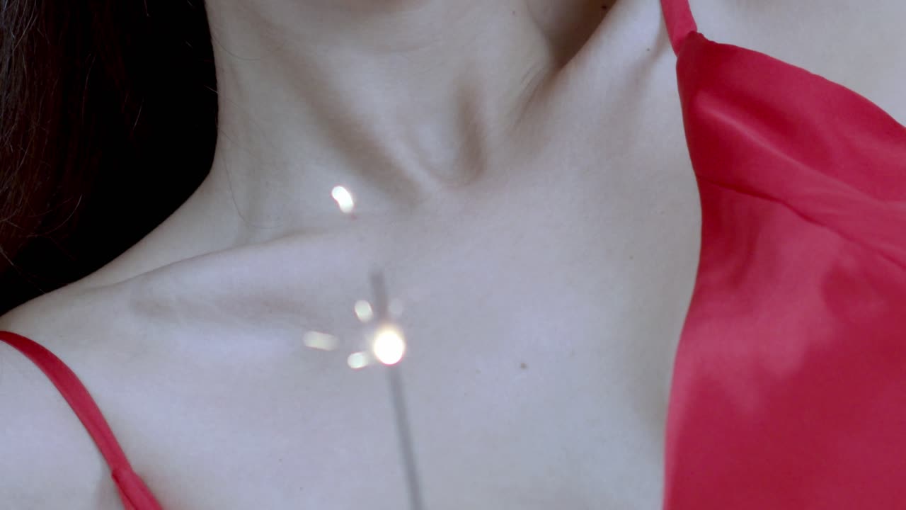 Corpo dalla pelle impeccabile e liscia che crea uno scintillante spettacolo di scintille