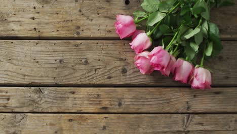 Strauß-Rosa-Rosen-Auf-Holzhintergrund-Am-Valentinstag