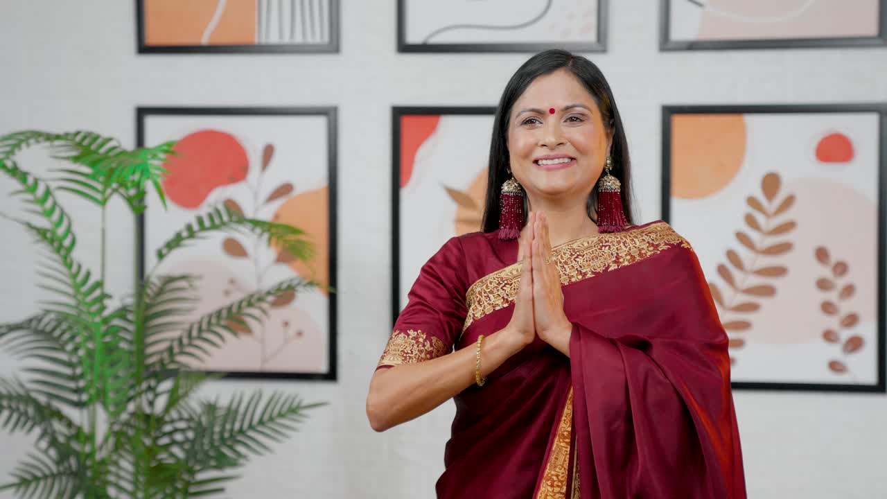 Donna indiana che dice namaste