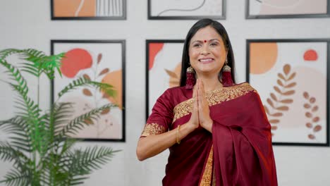 Indische-Frau-Sagt-Namaste