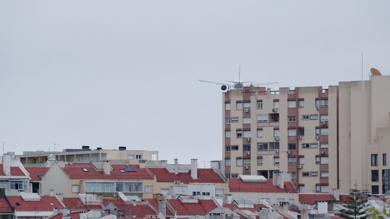 Avião Pousando sobre Prédios da Cidade
