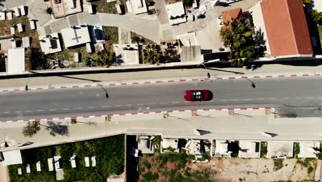 Drohnenaufnahme-über-Einem-Roten-Cabriolet-Auf-Der-Straße-4k